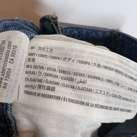 HOLLISTER Curvy High-Rise Mom Jeans in Marble Denim. Size 26 - Picture 9 of 9